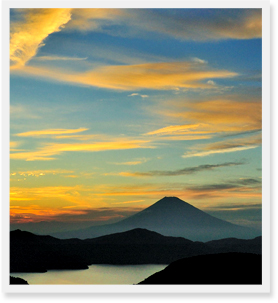 夕刻の箱根の富士山の写真