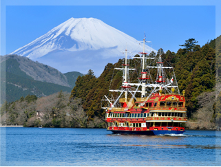 海賊船と富士山の写真